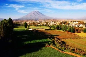 Aussicht auf Arequipa vor Vulkan