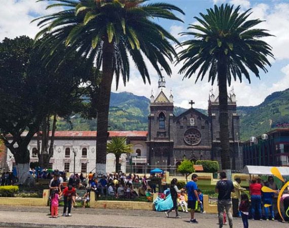 Dorfplatz in Baños Ecuador