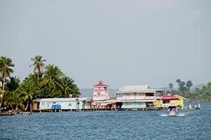 Bunte Häuser auf Bocas del Toro