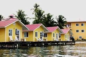Gelbe Häuser am Wasser auf Bocas del Toro