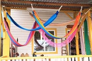 Hängematten vor einem Haus auf Bocas del Toro