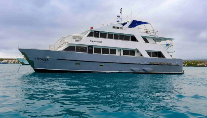 bonita-yacht-seitenansicht Seitenansicht der Galapagos Motoryacht Bonita