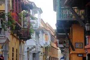 bunte Häuser in einer Gasse in Cartagena, Kolumbien