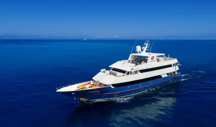Yacht Calipso von schräg oben
