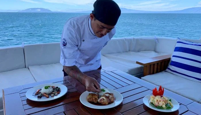 Essen yacht aggressor galapagos