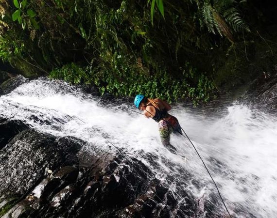 Abseilen von einem Wasserfall in Ecuador