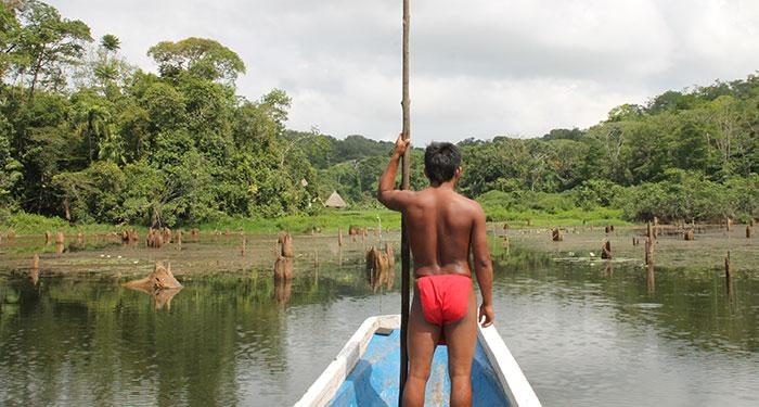 Embera Indianer auf Boot in Panama
