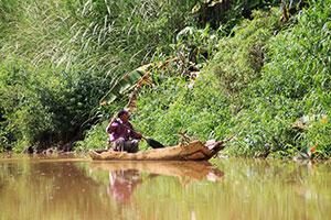 Embera auf Boot im panamaischen Regenwald