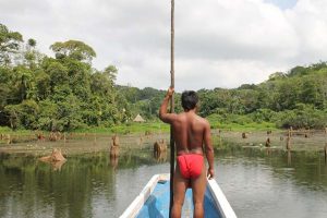 Embera Indianer auf Boot in Panama