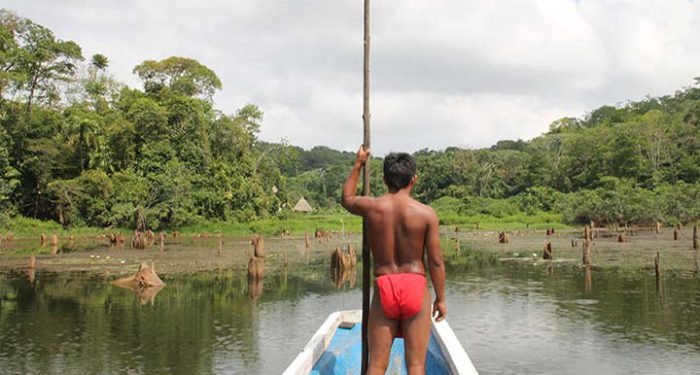 embera-indianer-boot-panama Embera Indianer auf Boot in Panama