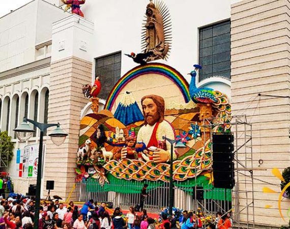 Kathedrale in Ambato Ecuador mit Karneval Dekoration