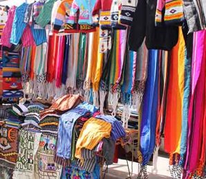 Stand mit bunter Kleidung auf dem Markt in Otavalo