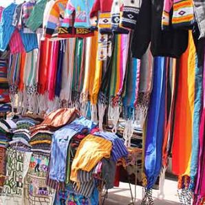 Stand mit bunter Kleidung auf dem Markt in Otavalo