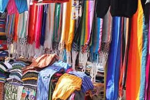Stand mit bunter Kleidung auf dem Markt in Otavalo