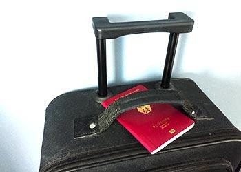 Reisepass auf schwarzem Koffer