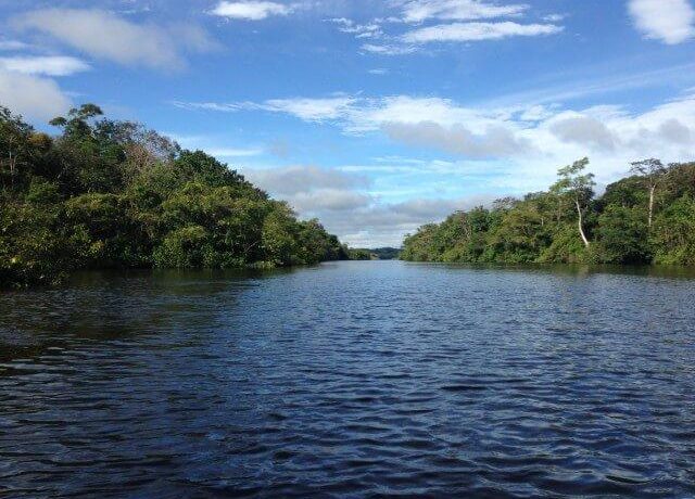 Fluss in der kolumbianischen Regenwald Region