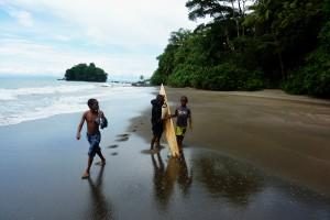 Kinder an der kolumbianischen Pazifikküste