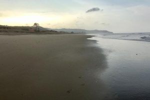 Langer Sandstrand bei Puerto Lopez