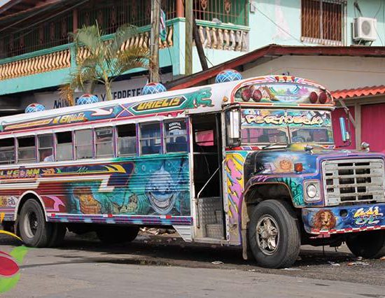 mietwagen-reise-panama bunt angemalter truck panama