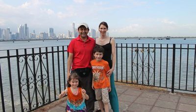 Familie auf Reisen vor der Skyline von Panama City