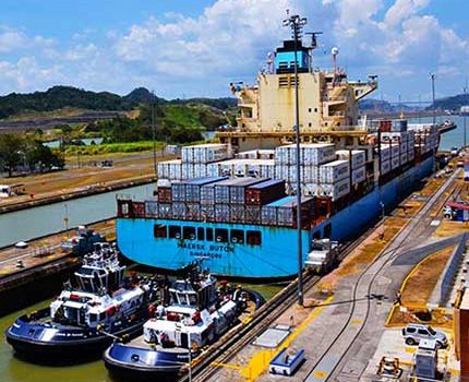 Frachtschiff auf dem Panama Kanal
