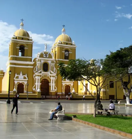 Peru Individualreisen - zentraler platz von Trujillo