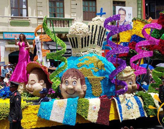 Umzugswagen auf dem Desfile de las Frutas y las Flores in Ecuador
