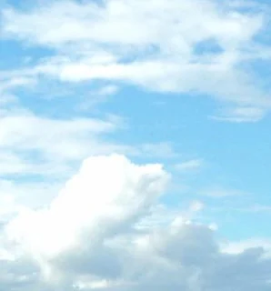 Weiße Wolken vor blauem Himmel