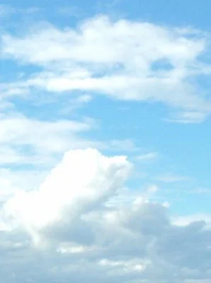 Weiße Wolken vor blauem Himmel