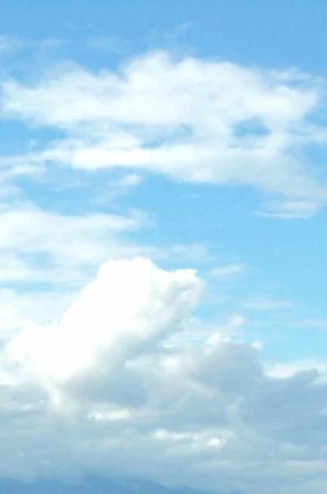 Weiße Wolken vor blauem Himmel