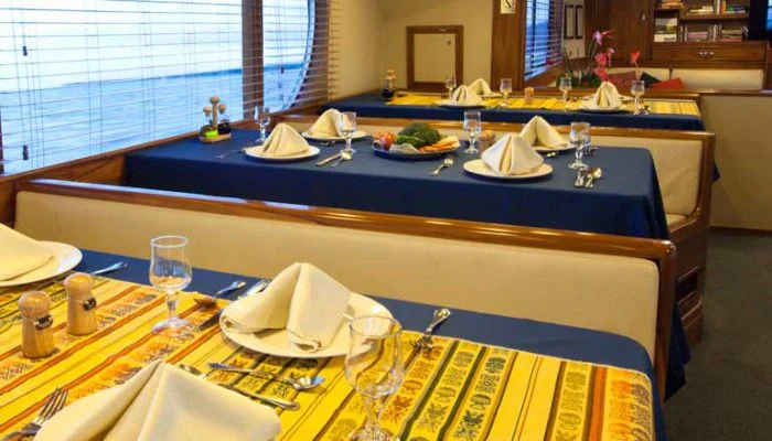 gedeckte Tische im Speiseraum der Tauchyacht Aggressor