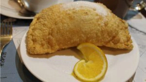 Empanadas können mit Käse gefüllt ein leckerer, vegetarischer Snack in ecuador sein!