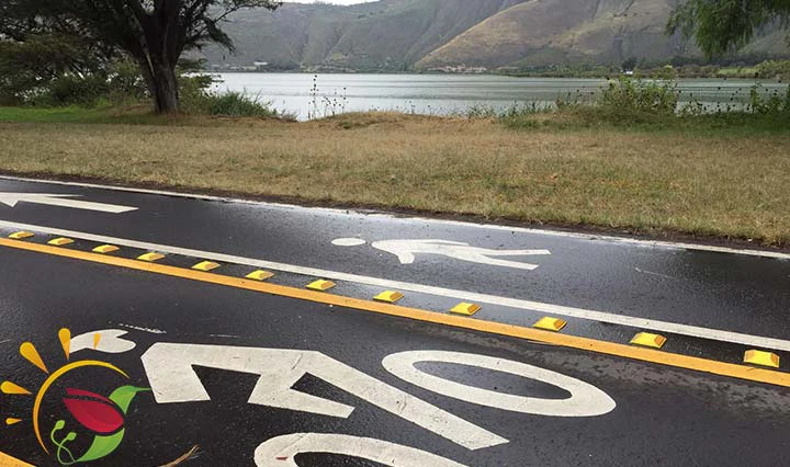 Fahrradweg entlang der Lagune Yahuarcocha