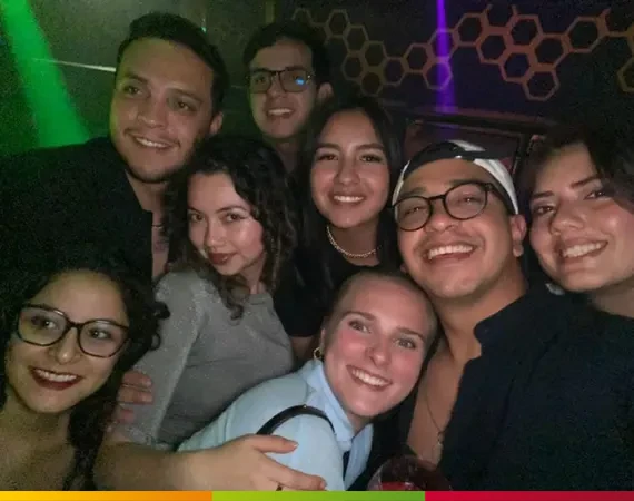 Gruppe von Freunden, die in Quito feiert