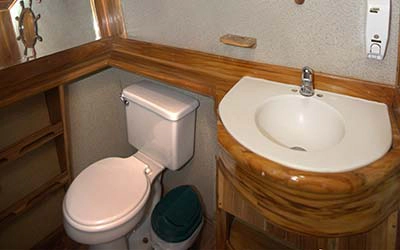 Badezimmer der Galapagos Yacht Fragata