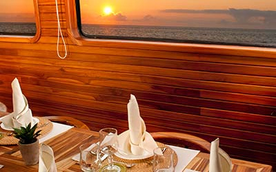 Speisebereich der Galapagos Yacht Galaxy