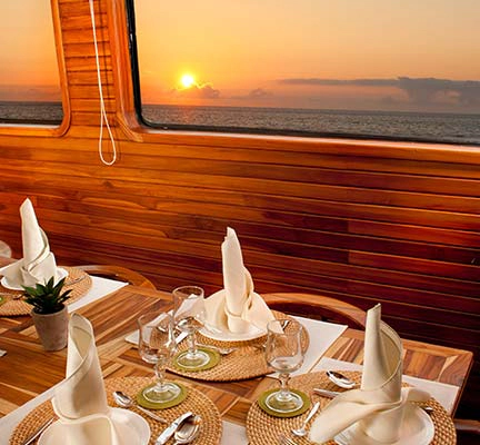 Speisebereich der Galapagos Yacht Galaxy