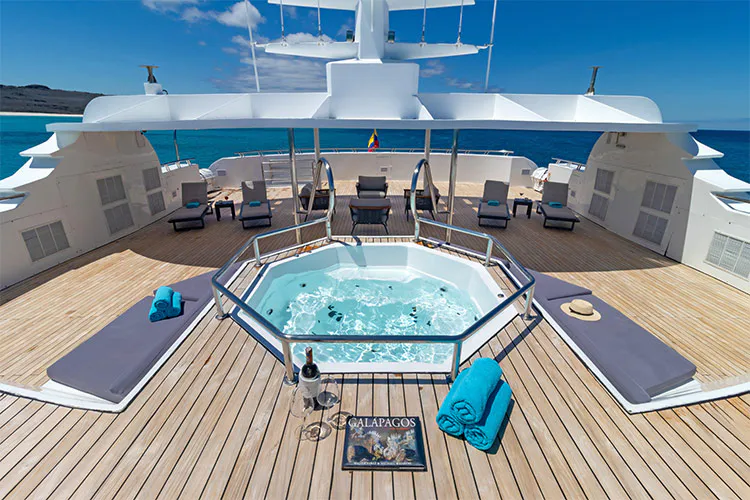 Jacuzzi auf dem Sonnendeck der Galapagos Horizon