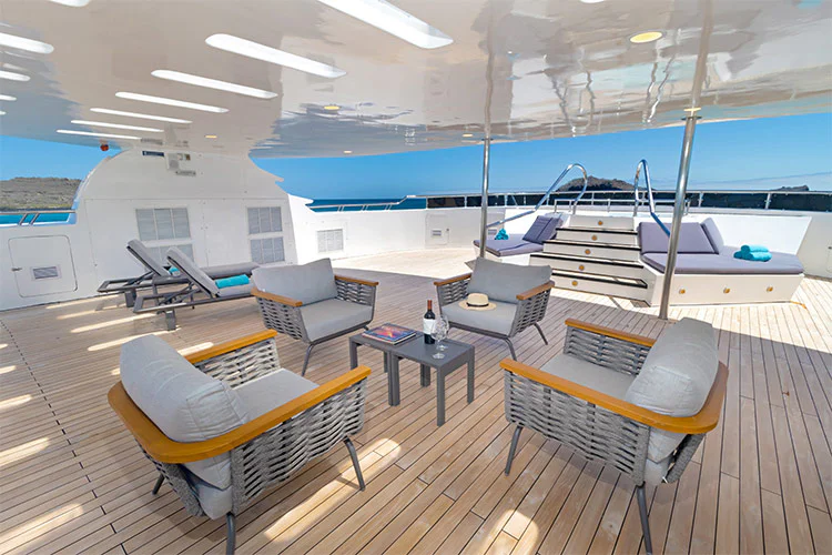 überdachtes Sonnendeck der Galapagos Horizon