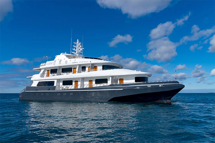 Trimaran Galapagos Horizon von der Seite