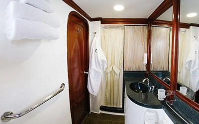 Badezimmer der Tauchyacht Galapagos Sky