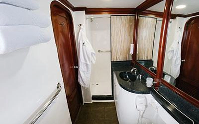 Badezimmer der Tauchyacht Galapagos Sky