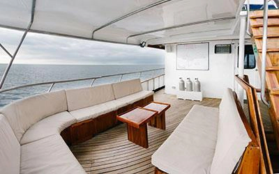 Lounge Außenbereich der Tauchyacht Galapagos Sky