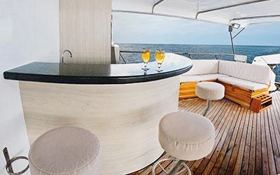 Bar Sonnendeck der Tauchyacht Galapagos Sky