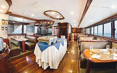 Speisesaal mit Buffet der Tauchyacht Galapagos Sky
