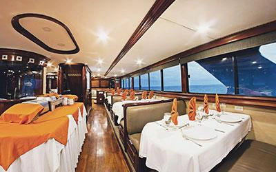 Speisesaal der Tauchyacht Galapagos Sky