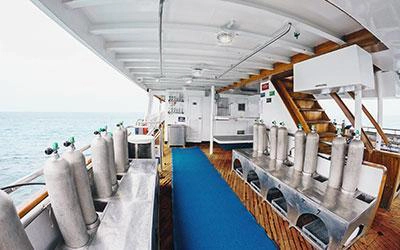 Tauchplattform der Tauchyacht Galapagos Sky