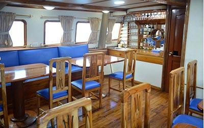 Gemeinschaftsbereich der Galapagos Yacht Golondrina