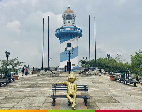 Leuchtturm im Cerro Santa Ana mit goldener Kinderstatue auf einer Bank, Guayaquil, Ecuador.