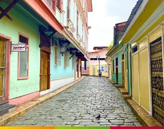 Bunte Kolonialhäuser und gepflasterte Straße am Cerro Santa Ana in Guayaquil, Ecuador.